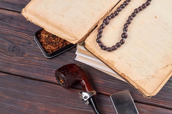 How to Choose a Structured Velvet Purse for a Luxurious Yet Appropriate Work Accessory?